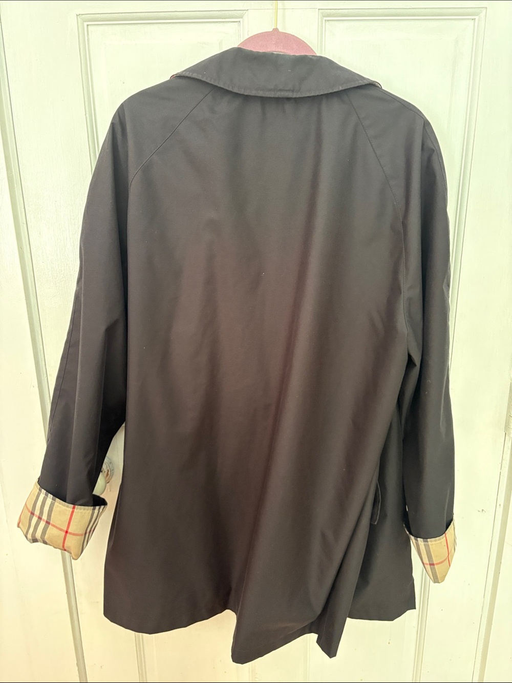 Burberry Black Trench Coat with Signature Beige Check Lining - Picture 5 of 7